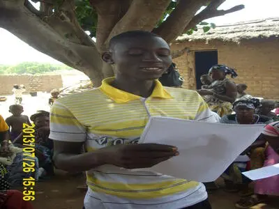 Ce jeune gagne une radio.JPG